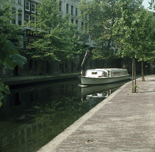 119029 Afbeelding van een rondvaartboot in de Oudegracht te Utrecht.